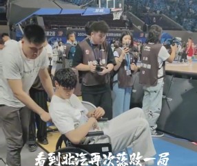 暖心一幕！曾凡博离场时 对手布朗、奈特、朱俊龙跑过来送上安慰