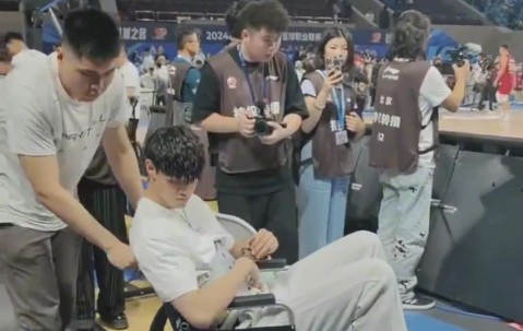 暖心一幕！曾凡博离场时 对手布朗、奈特、朱俊龙跑过来送上安慰