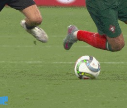 维尔茨拼抢中踩中B费，B费痛苦倒地接受简单治疗后继续比赛