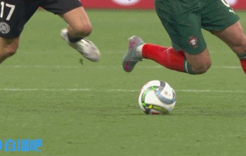 维尔茨拼抢中踩中B费，B费痛苦倒地接受简单治疗后继续比赛