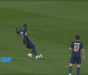 你小子😂登贝莱一脚传球踢到了主裁判屁股上