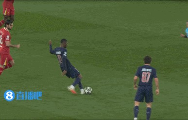 你小子😂登贝莱一脚传球踢到了主裁判屁股上