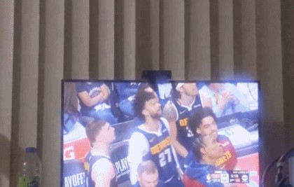 🤪单手直接搂起鲍威尔！穆雷在场边笑着比出too small😂