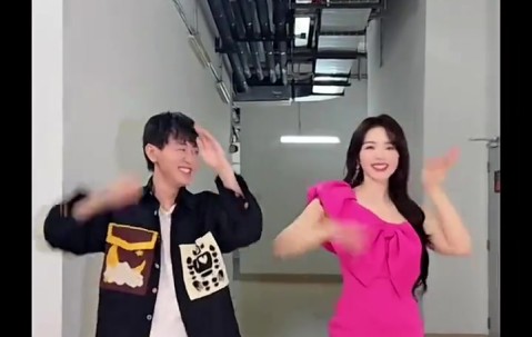 余霜分享视频：抓到一个ssm，这个音乐太魔性了