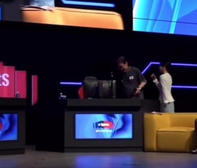 LCK史上最强新人？！韩国总统候选人李在明直播玩LOL大秀蒸饭机器人