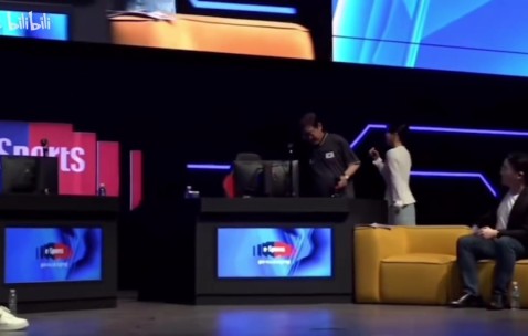 LCK史上最强新人？！韩国总统候选人李在明直播玩LOL大秀蒸饭机器人