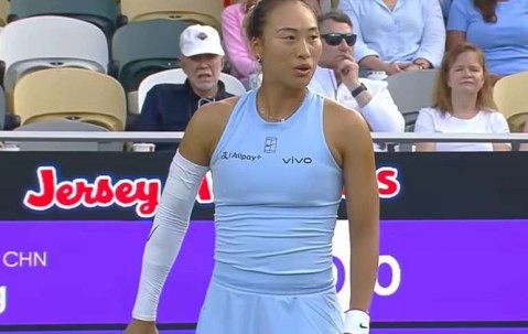 中国一姐险胜！郑钦文晋级8强创1项纪录，获19万奖金，PK一大克星