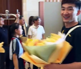 载誉而归！广厦今天回到杭州 赵嘉仁和球队会合&举起至尊鼎