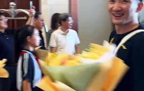 载誉而归！广厦今天回到杭州 赵嘉仁和球队会合&举起至尊鼎