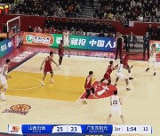 轮番扣！广东连续出现失误 迪亚洛转换双手暴扣&法耶单手劈扣！