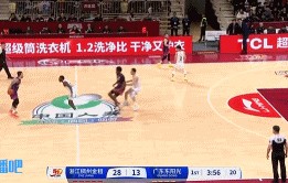 身体素质比你还炸！王奕博突破分球 琼斯跟进单臂隔扣贝兹利！