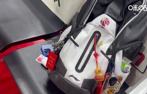 一生要赢的Ben Li👀李弘权包挂和球鞋都有“win or win”字样