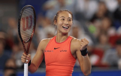 笑得一脸灿烂，郑钦文社媒宣布好消息