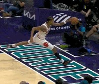 这么拼？达伦-特里飞身救球 自己一头扎进观众席🙃