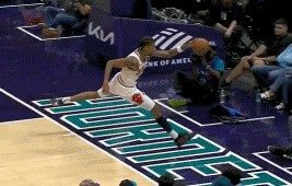 这么拼？达伦-特里飞身救球 自己一头扎进观众席🙃