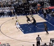 要劲儿的时候！爱德华兹强行突破 倒地前完成攻筐打成2+1