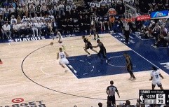 要劲儿的时候！爱德华兹强行突破 倒地前完成攻筐打成2+1