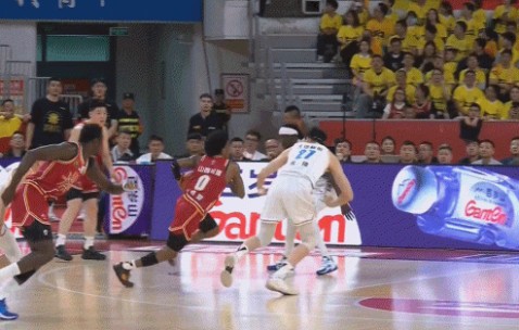 黄雀在后！周琦一路追防 起身大帽扇飞布兰登-古德温上篮