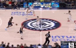 轻盈！小卡反击体前变向晃晕穆雷后上篮得手 可惜加罚不中