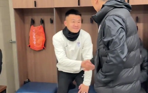 主帅李国旭询问马莱莱嘴唇怎么白了，后者回复“压力”逗乐大伙