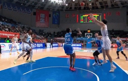 高举高打！杨瀚森篮下一打二打成二次进攻&随后深度要位打成2+1