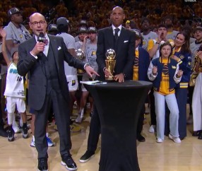 传承！西卡当选东决MVP 球队名宿雷吉-米勒为其颁发拉里-伯德杯