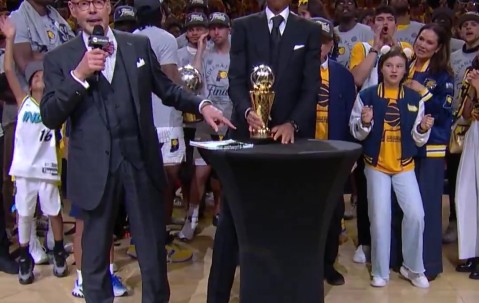 传承！西卡当选东决MVP 球队名宿雷吉-米勒为其颁发拉里-伯德杯