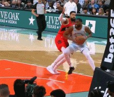 不要伤了！布兰纳姆上篮落地撞倒坦普尔 后者膝盖受伤&被搀扶离场