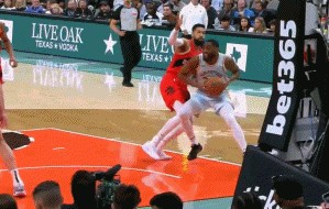 不要伤了！布兰纳姆上篮落地撞倒坦普尔 后者膝盖受伤&被搀扶离场