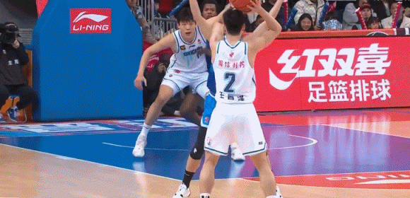 高举高打！杨瀚森篮下一打二打成二次进攻&随后深度要位打成2+1