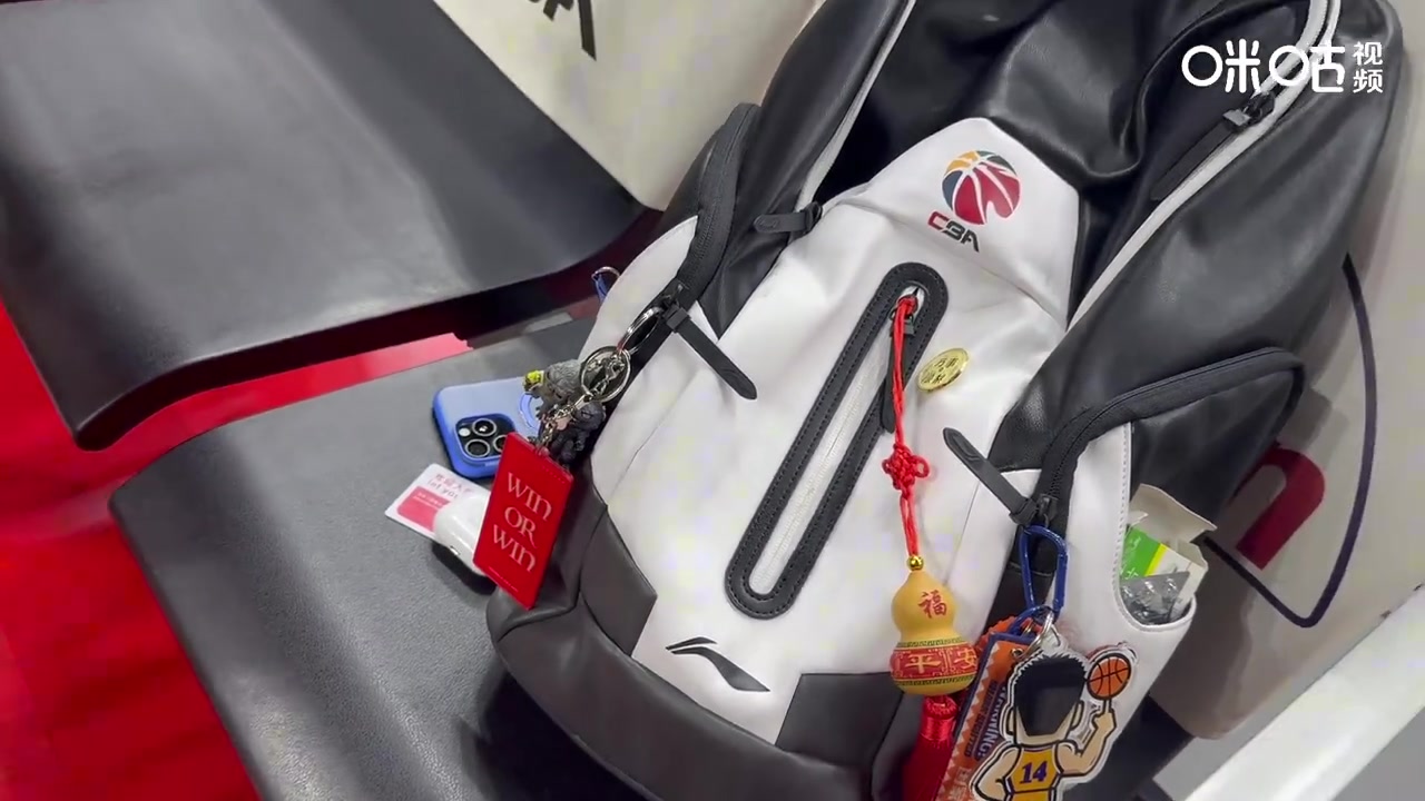 一生要赢的Ben Li👀李弘权包挂和球鞋都有“win or win”字样