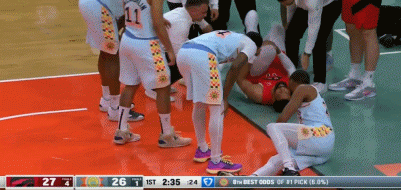 不要伤了！布兰纳姆上篮落地撞倒坦普尔 后者膝盖受伤&被搀扶离场