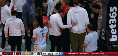 不要伤了！布兰纳姆上篮落地撞倒坦普尔 后者膝盖受伤&被搀扶离场