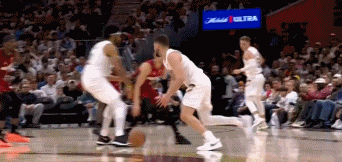 叫我话事人🥵！杰罗姆季后赛首秀15中10砍下28分 末节独得16分