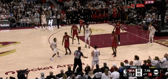 叫我话事人🥵！杰罗姆季后赛首秀15中10砍下28分 末节独得16分