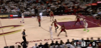 叫我话事人🥵！杰罗姆季后赛首秀15中10砍下28分 末节独得16分