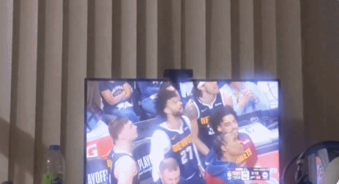 🤪单手直接搂起鲍威尔！穆雷在场边笑着比出too small😂