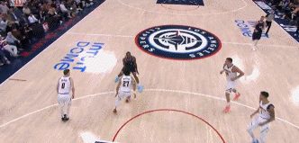 轻盈！小卡反击体前变向晃晕穆雷后上篮得手 可惜加罚不中