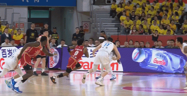 黄雀在后！周琦一路追防 起身大帽扇飞布兰登-古德温上篮