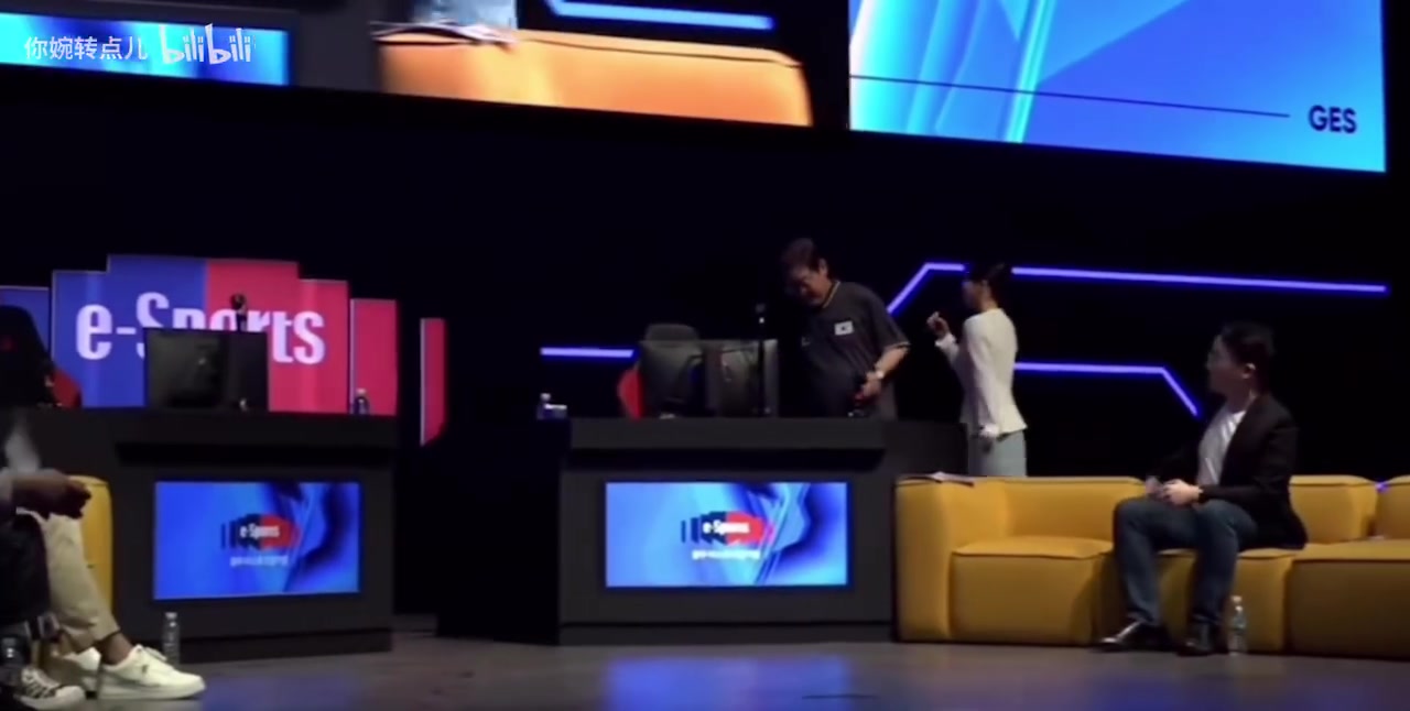 LCK史上最强新人？！韩国总统候选人李在明直播玩LOL大秀蒸饭机器人