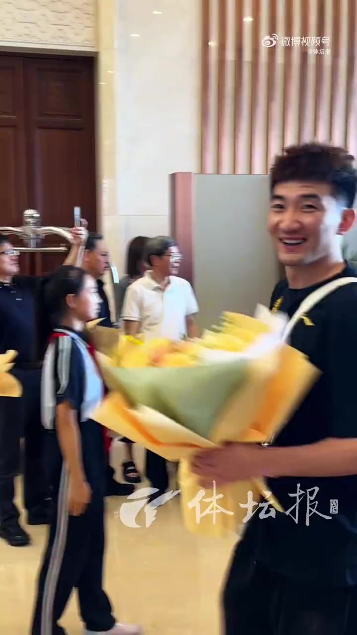 载誉而归！广厦今天回到杭州 赵嘉仁和球队会合&举起至尊鼎